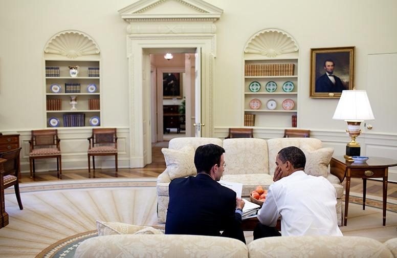 Peter Orszag with President Barack Obama in the Oval Office discussing the federal budget in 2009